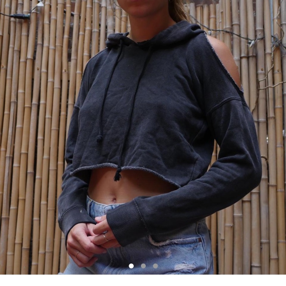 Cropped grey sweatshirt with cut out on shoulders